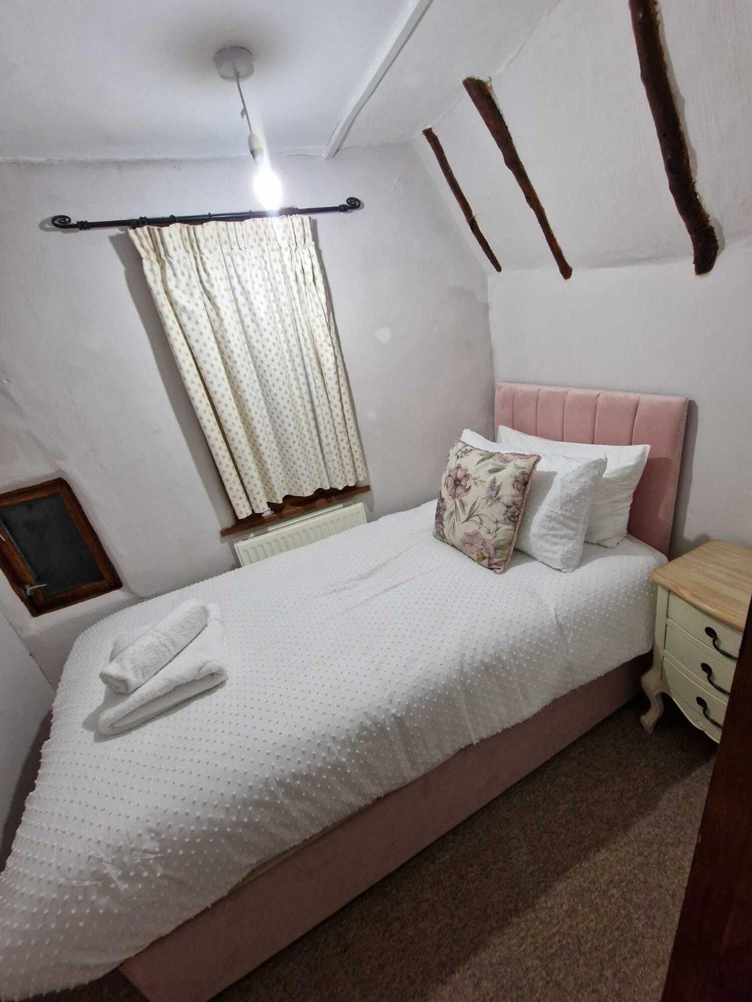 Two Bedroom Grade Ll Cottage At Az Luxury Stays Honey Horsefield With Wifi And Free Parking 헌돈 외부 사진